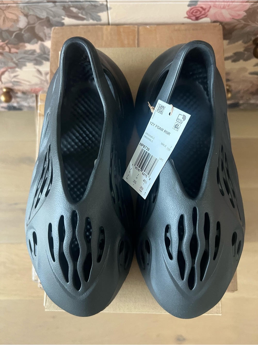Yeezy Foam Runners in Black 7 NIB - Picture 5 of 7